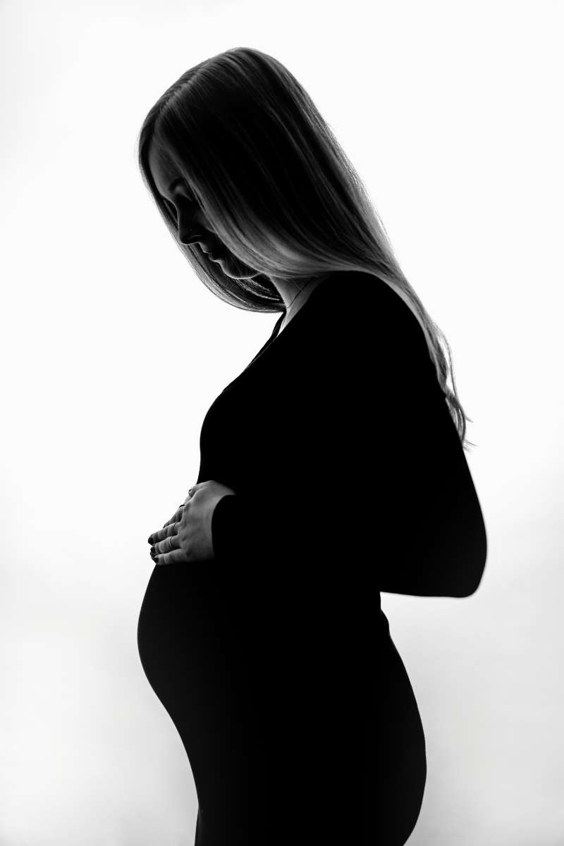 Schwarzwei&szlig;-Silhouette einer Schwangeren im Profil