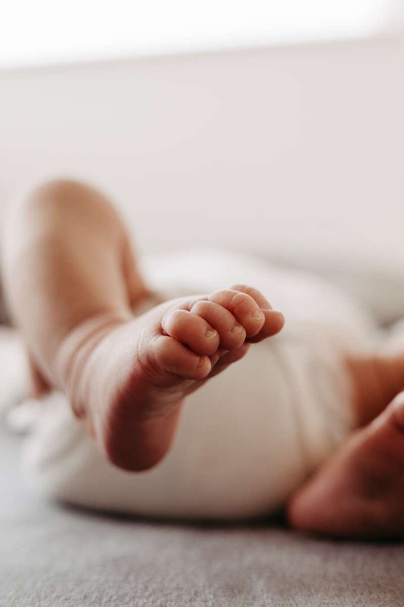 F&uuml;&szlig;e eines Neugeborenen auf einer hellen Decke