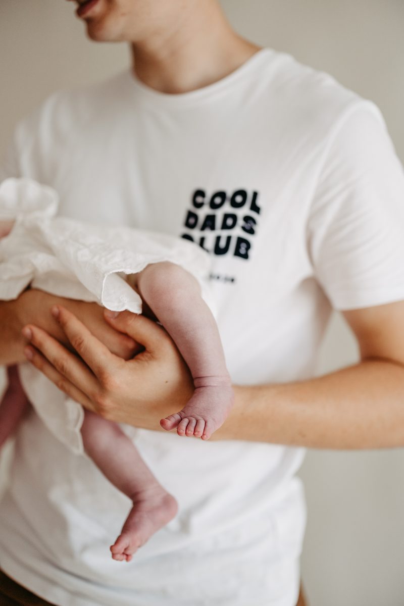 Winzige Babyf&uuml;&szlig;e auf dem Arm des Vaters